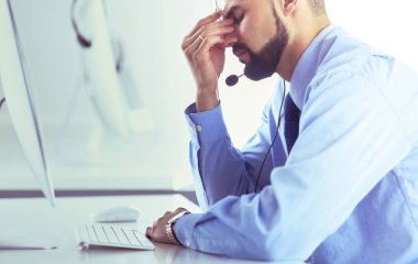 Ofisteki aşırı işten memnun olmayan yakışıklı bir iş adamı.