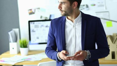 Genç tasarımcı ofisinde SMS yazma