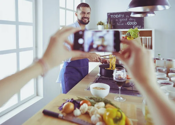 Yakışıklı bir adamın portresi yemek programı ya da blog — Stok fotoğraf