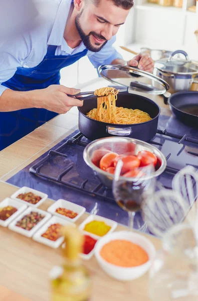 Mann bereitet leckeres und gesundes Essen in der heimischen Küche zu — Stockfoto
