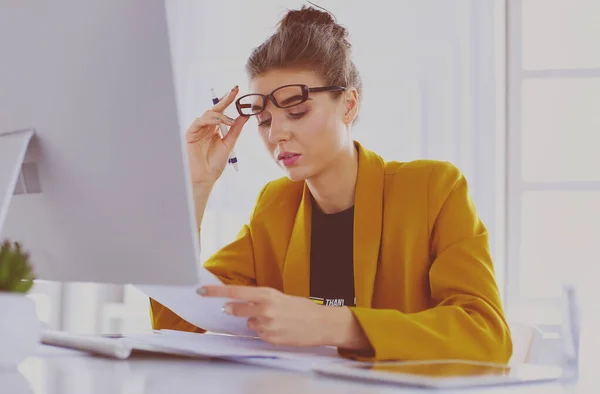 Portret młodej zmęczonej bizneswoman przy użyciu laptopa i pracy — Zdjęcie stockowe