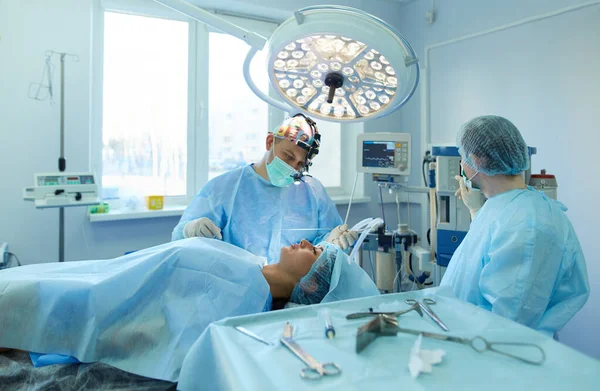 Man surgeon at work in operating room — Stock Photo, Image