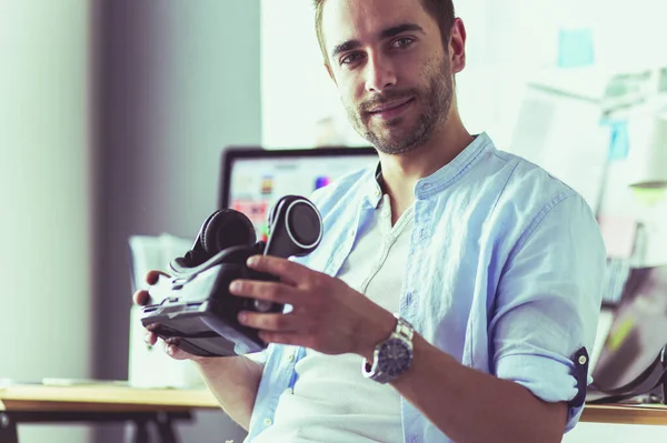 Joven programador de software masculino probando una nueva aplicación con gafas de realidad virtual 3d en la oficina . —  Fotos de Stock