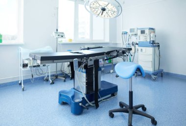 Modern klinikteki ameliyathane.