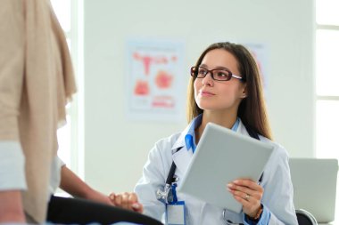 Doktor ve hasta masada otururken bir şey tartışıyorlar. İlaç ve sağlık hizmetleri kavramı