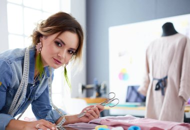 Moda Tasarımcısı kadın stüdyoda tasarımları ile iPad üzerinde