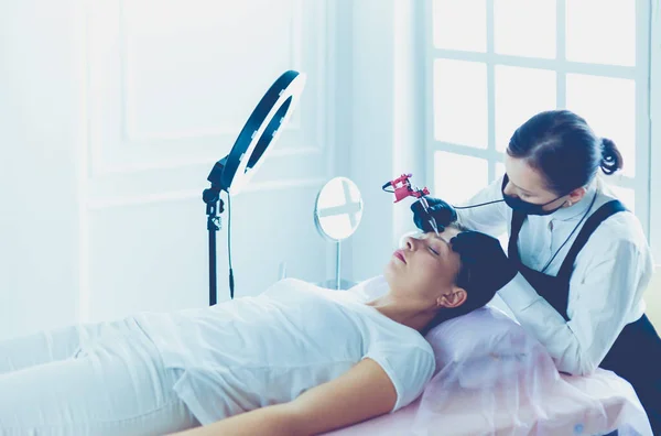 Mikrobleyding flujo de trabajo de cejas en un salón de belleza — Foto de Stock