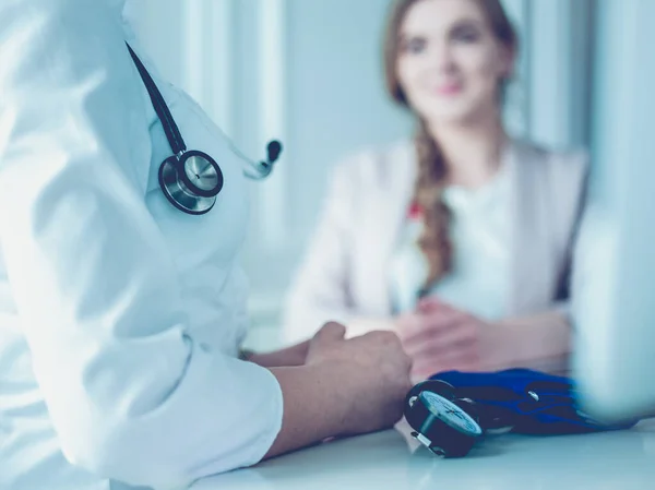 Γιατρός και ασθενής συζητούν κάτι ενώ κάθονται στο τραπέζι. Ιατρική και υγειονομική περίθαλψη — Φωτογραφία Αρχείου