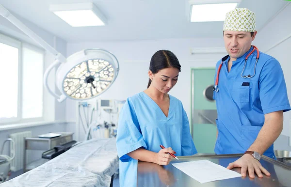 Chirurg bei der Arbeit im OP — Stockfoto