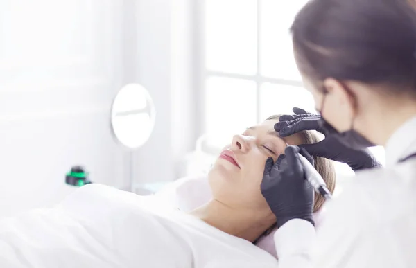 Sobrancelhas de Microblading fluxo de trabalho em um salão de beleza . — Fotografia de Stock