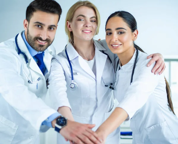 Une équipe médicale réussie. Équipe de médecins confiants debout ensemble et souriant — Photo