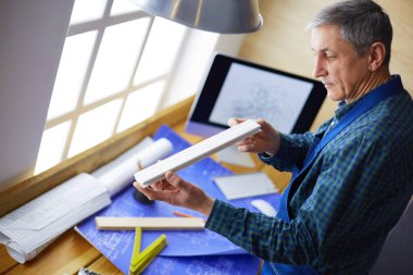 Ofisteki çizim masasında çalışan mimar