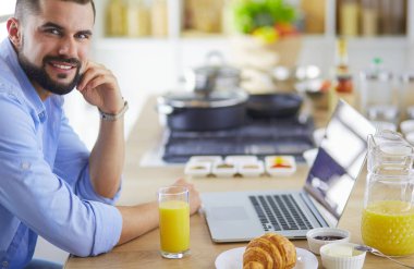 Adam ev mutfağında lezzetli ve sağlıklı yemekler hazırlıyor.