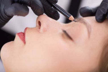 Kalıcı Kalıcı Kaşlara Makyaj Uygulayan Kozmetikçi