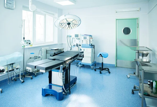 Interno della sala operatoria nella moderna clinica — Foto Stock