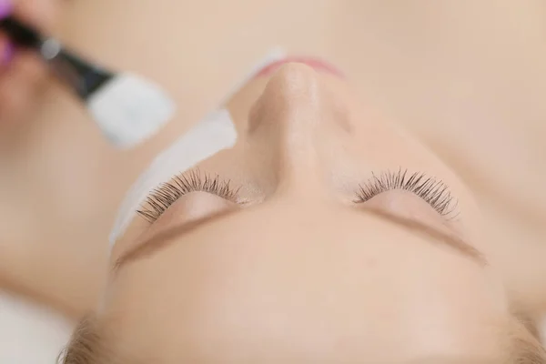 Spa gezichtsmasker applicatie. Spa schoonheid biologische gezichtsmasker toepassing bij dag spa salon — Stockfoto