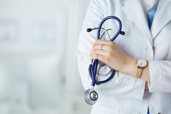 Hastanede steteskoplu gülümseyen doktor kadın.