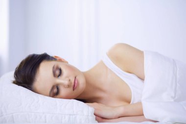 Genç ve güzel bir kadın yatakta yatıyor..