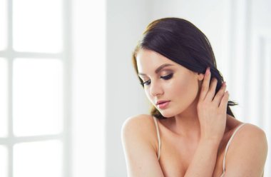 Evdeki yatakta uzanmış güzel esmer.