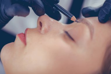 Kalıcı Kalıcı Kaşlara Makyaj Uygulayan Kozmetikçi