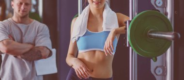 Güzel kadın onu antrenman ör ile egzersiz jimnastik salonu. Güzel kadın. Spor salonu