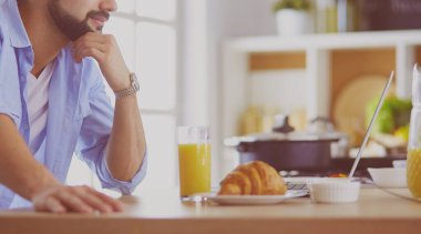 Adam ev mutfağında lezzetli ve sağlıklı yemekler hazırlıyor.