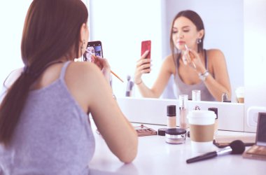 Ayna önünde akıllı telefon ile makyaj eğitimi filme Güzellik blogger