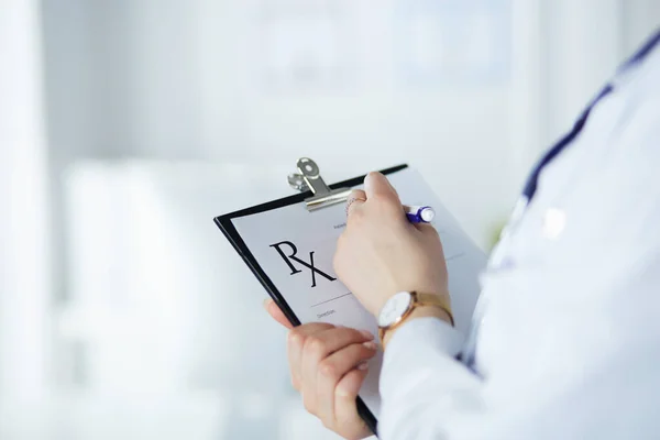 Ärztin hält leere Rezeptdokumente in der Hand. Büro Krankenhaus — Stockfoto
