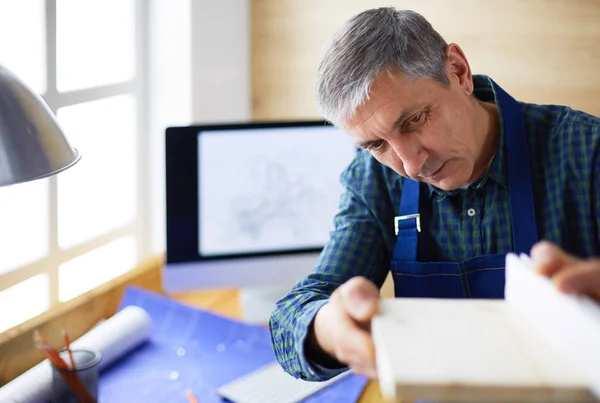 Architect werkt aan tekentafel in kantoor — Stockfoto