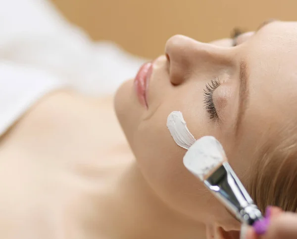 Aplicación mascarilla facial Spa. Spa belleza máscara facial orgánica aplicación en el salón de spa de día — Foto de Stock