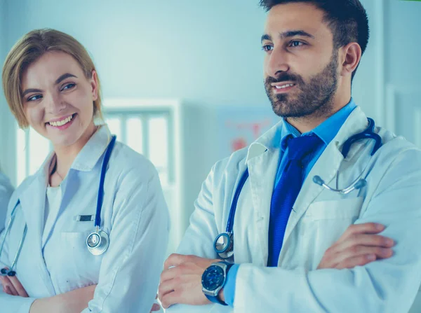 Portrait de médecins confiants les bras croisés au cabinet médical — Photo