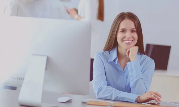 Donna d'affari attraente che lavora su computer portatile a ufficio. Uomini d'affari — Foto Stock