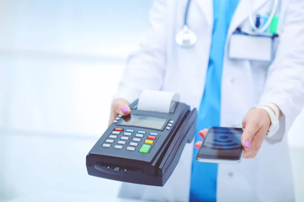 El doctor tiene la terminal de pagos en sus manos. Pagar por atención médica. Doctor. —  Fotos de Stock