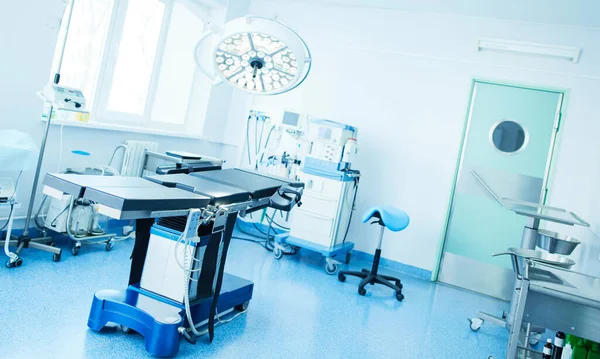 Interno della sala operatoria nella moderna clinica — Foto Stock