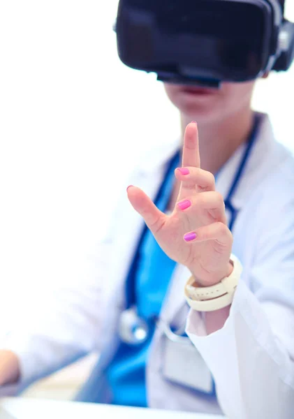 Doutor mulher olhando através phoropter durante o exame oftalmológico. Médica mulher — Fotografia de Stock