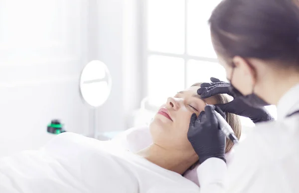 Mikroblading ögonbryn arbetsflöde i en skönhetssalong. — Stockfoto