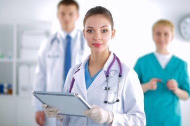 Kadın doktor hastanede dosyayla bekliyor.