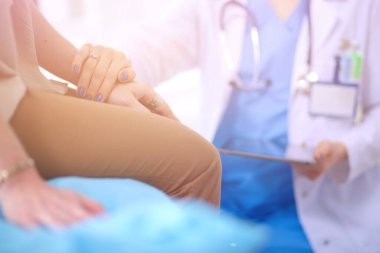 Doktor ve hasta masada otururken bir şey tartışıyorlar. Tıp ve sağlık hizmetleri kavramı. Doktor ve hasta.