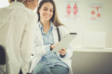 Doktor ve hasta masada otururken bir şey tartışıyorlar. İlaç ve sağlık hizmetleri kavramı