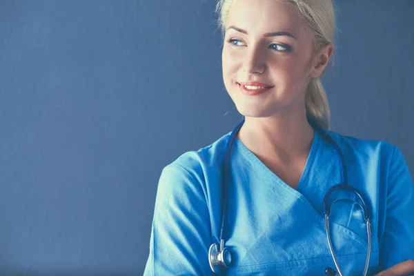 Jovem médica com estetoscópio isolado em fundo cinza — Fotografia de Stock