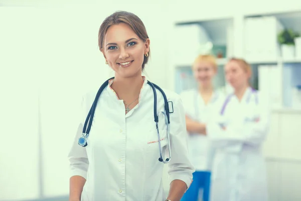 Mulher médico de pé no hospital — Fotografia de Stock