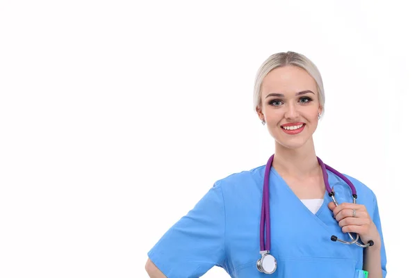 Retrato de médico fêmea em pé contra isolado em fundo branco. Mulher médica. — Fotografia de Stock