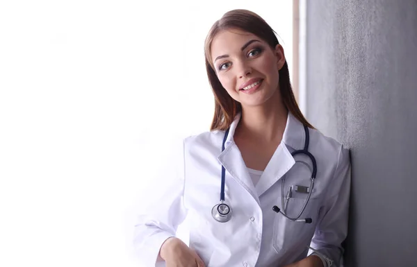 Médico femenino usando una tableta digital y de pie sobre fondo blanco. Mujeres doctores. —  Fotos de Stock