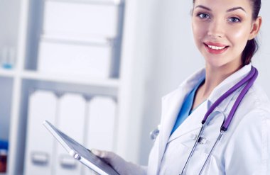 Kadın doktor hastanede dosyayla bekliyor.