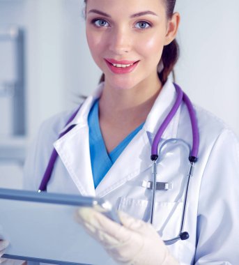 Kadın doktor hastanede dosyayla bekliyor.