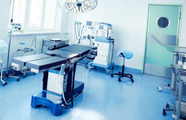 Modern klinikteki ameliyathane.