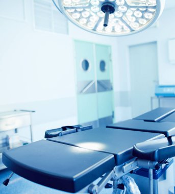 Modern klinikteki ameliyathane.