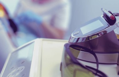 Modern diş muayenehanesindeki dişçi aletleri setinin görüntüsünü kapat