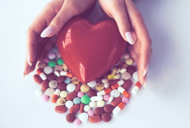 Masada kırmızı kalbi ve steteskopu olan kardiyolog.