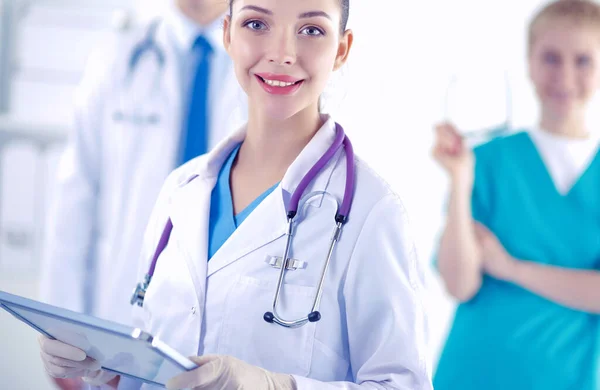 Atraktivní doktorka před lékařskou skupinou — Stock fotografie